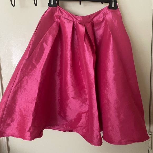 Bright pink skirt - Picture 2 of 5